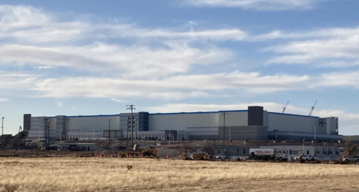 The　front　view　of　the　fulfillment　center　in　New　Mexico