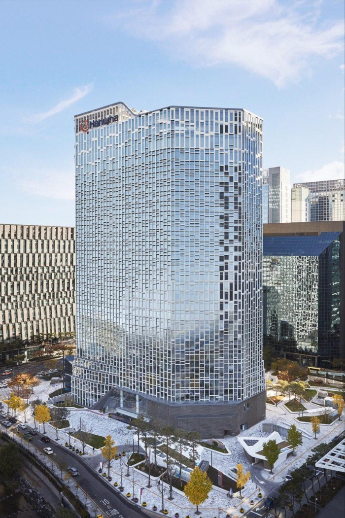 Hanwha Group's office building covered with solar panels
