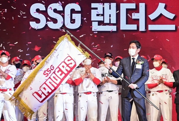 Chung　at　an　SSG　Landers　inauguration　ceremony.　Lotte　has　a　baseball　club　based　in　Busan.