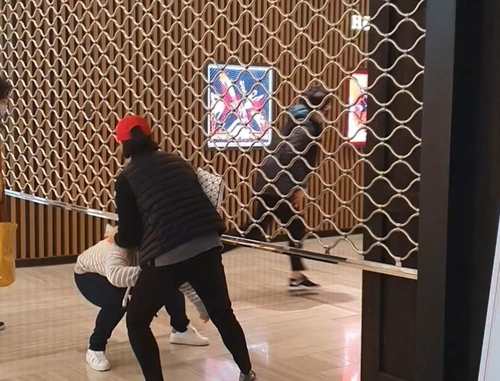 Consumers going for an 'open run' (Courtesy of Yonhap News)