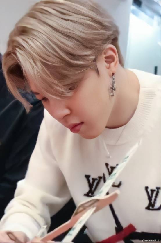 BTS'　Jimin　in　a　Louis　Vuitton　pullover　sweatshirt