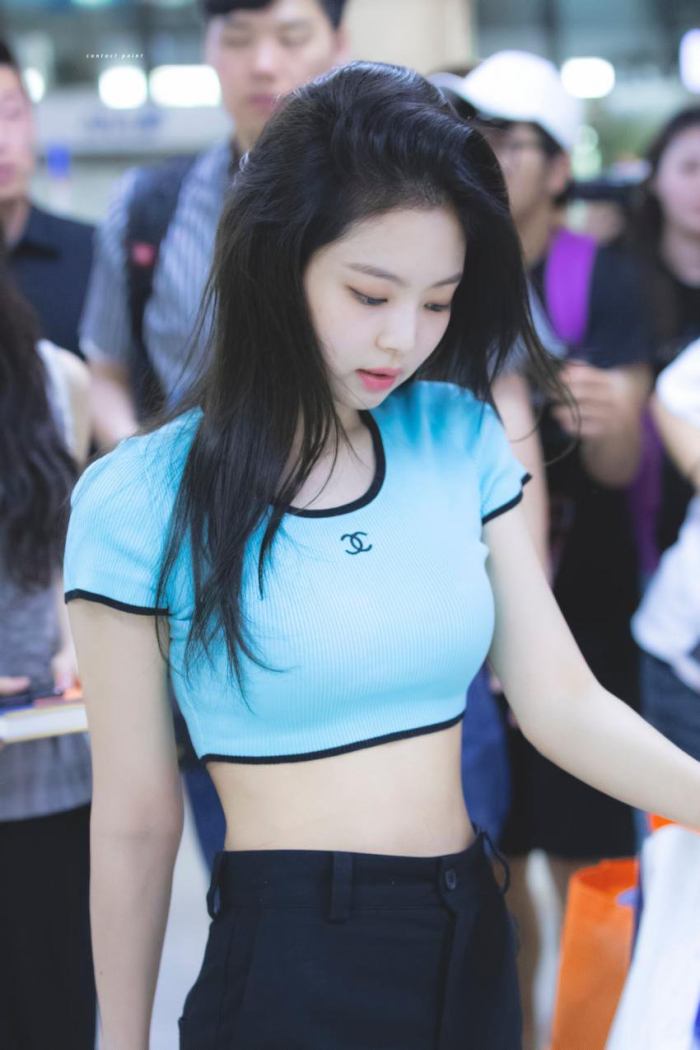 Blackpink's　Jennie　in　a　Chanel　top