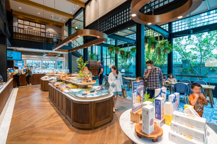 The　interior　of　the　first　Paris　Baguette　cafe　in　Phnom　Penh,　Cambodia.