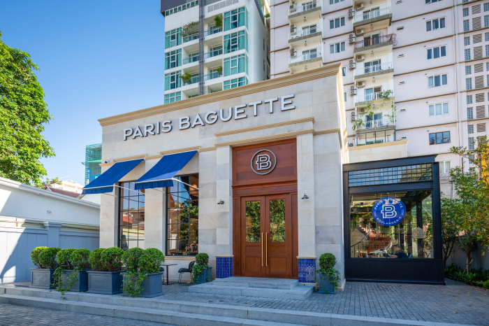 The　exterior　of　the　first　Paris　Baguette　branch　in　Phnom　Penh,　Cambodia