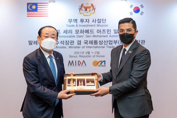 SPC　Group　CEO　Hwang　Jae-bok　(left)　and　Malaysia's　Senior　Minister　Mohamed　Azmin　bin　Ali　(right).