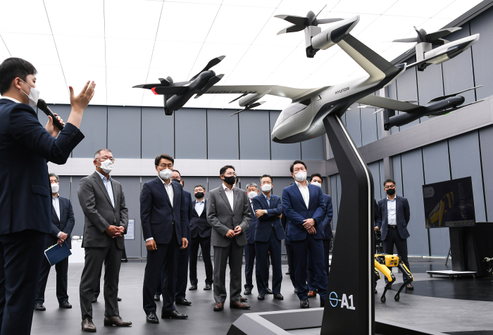 Business　leaders　touring　Hyundai's　urban　air　mobility　(UAM)　system