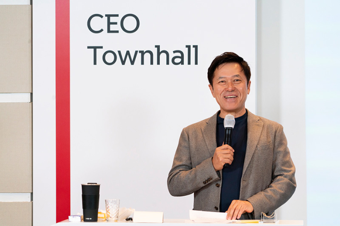 SK　Telecom　CEO　Park　Jung-ho　announcing　the　company's　spin-off　plan　in　April