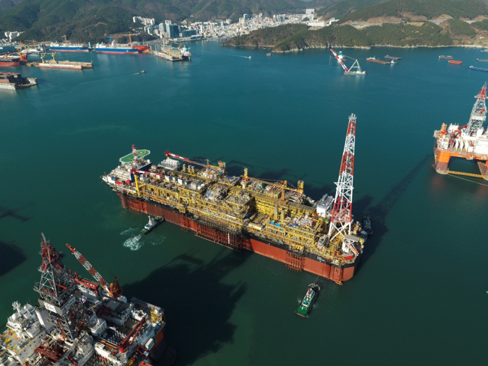 A　floating　production,　storage　and　offloading　vessel　(FPSO)　built　by　Daewoo　Shipbuilding