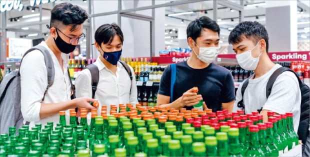 Consumers　checking　out　HiteJinro's　fruit-flavored　soju　in　Singapore