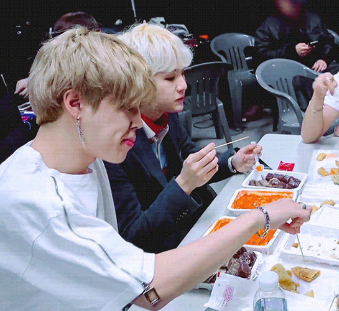 BTS　members　eating　tteokbokki　and　other　Korean　snacks