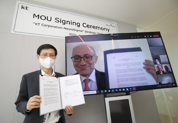 KT's Head of Future Value Promotion Office Kim Hyung-wook (left); NeuroSigma CEO Leon Ekchian (right)