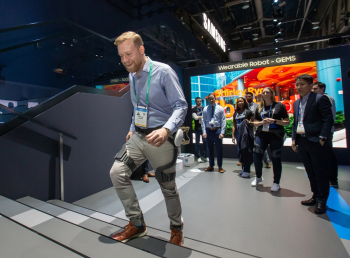 A　visitor　walks　wearing　the　GEMS　Hip　at　CES　2020.