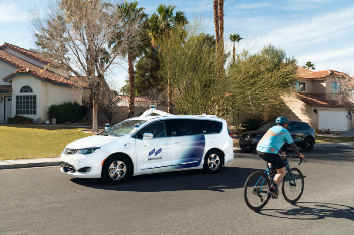 Hyundai　Motor's　autonomous　JV　Motional,　being　tested　on　a　public　road