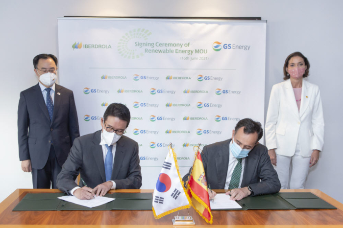 GS　Energy　CEO　Huh　Yong-soo　(front　left);　Iberdrola’s　Director　of　the　Renewable　Energy　Business　Xabier　Viteri　(front　right)