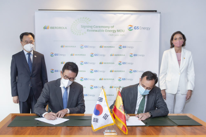 GS Energy CEO Huh Yong-soo (front left); Iberdrola’s Director of the Renewable Energy Business Xabier Viteri (front right)