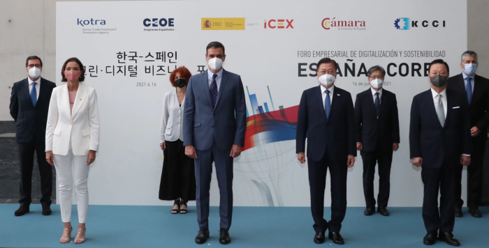 Spanish Prime Minister Pedro Sanchez (second from left at the front); South Korean President Moon Jae-in (second from right at the front)