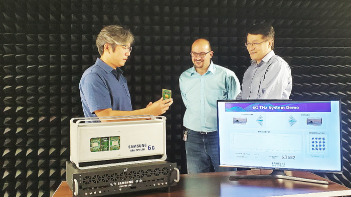 Samsung　researchers　(from　left)　Choi　won-suk,　Shadi　Abu-Surra,　Gary　Xu　with　the　6G　THz　system.