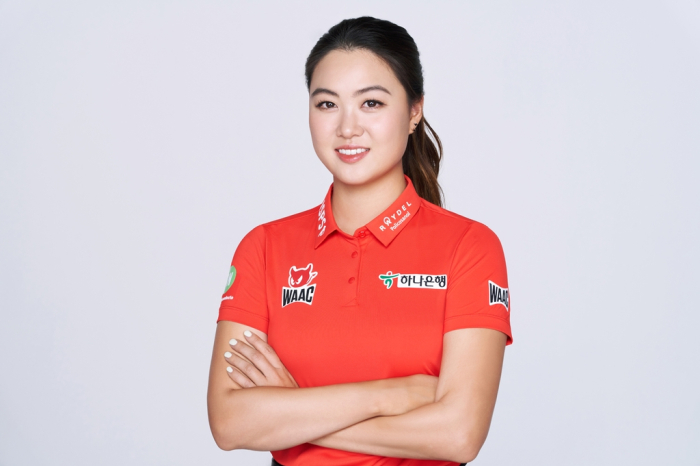 Australian　four-time　LPGA　winner　Minjee　Lee　wearing　a　Kolon　Industries'　WAAC　golf　shirt. 