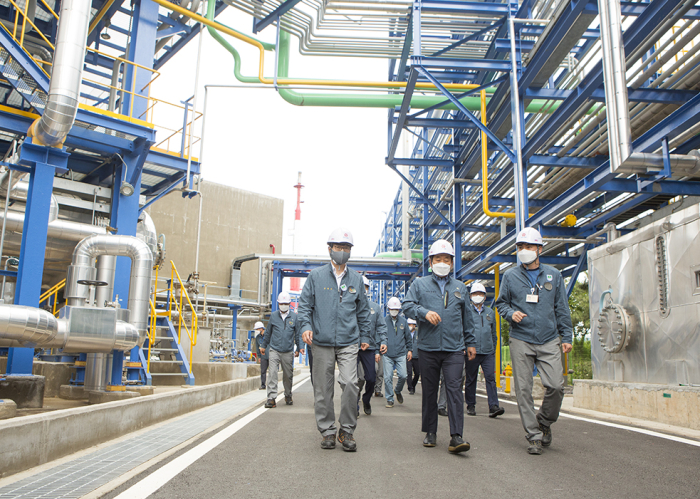 Kolon　Industries　CEO　Jang　Hee-goo　(center　front)　inspecting　the　company's　Yeosu　plant