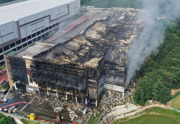 Coupang's　distribution　center　in　Icheon　burned　down　by　a　fire　started　on　June　17　(Courtesy　of　Yonhap　News).