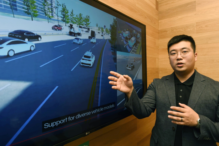 Morai Inc.'s founder and co-chief executive Jung Ji-won explains virtual autonomous driving simulator on June 22.