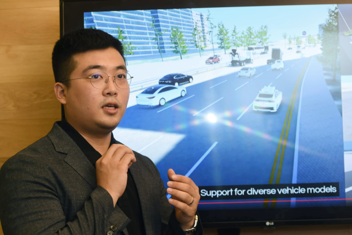 Jung explains the virtual autonomous driving simulator on June 22.