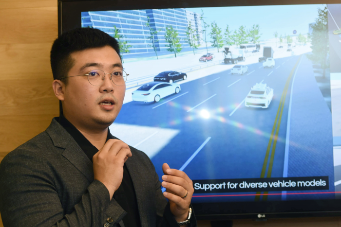 Jung　explains　the　virtual　autonomous　driving　simulator　on　June　22.