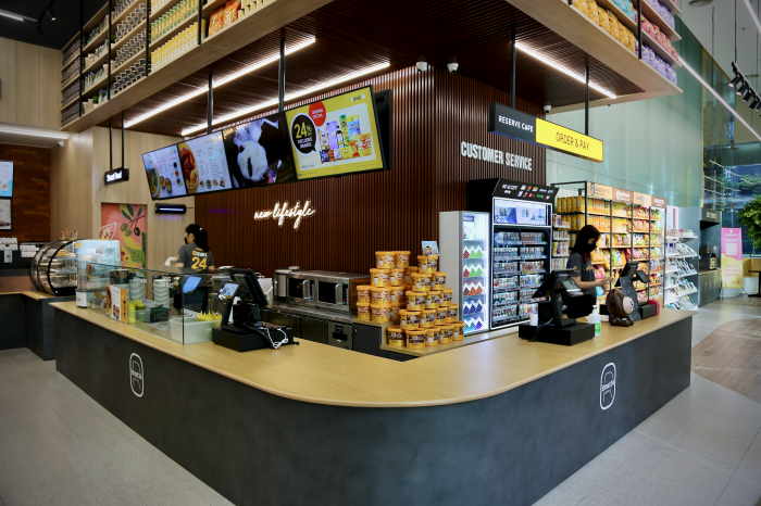 Interior　of　the　Bangsar　South　branch　(Courtesy　of　E-Mart　24).