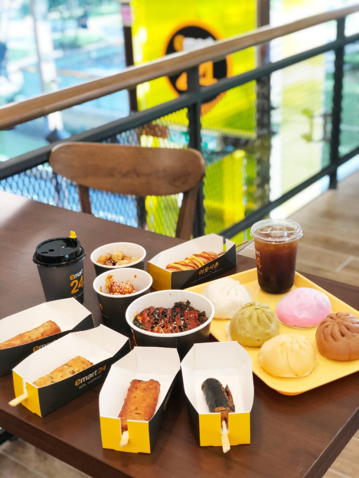 A　wide　range　of　Korean　food　can　be　enjoyed　at　the　tables　installed　within　the　branch.　(Courtesy　of　E-Mart　24)