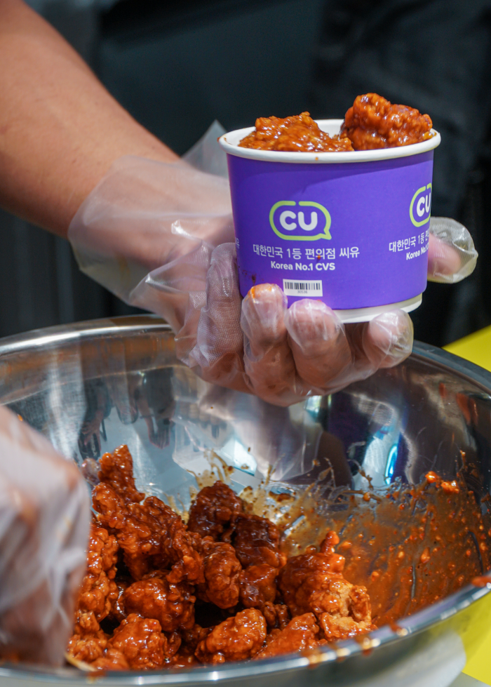 Korean-style　spicy　chicken　bites　served　at　CU’s　Malaysia　branch　(Courtesy　of　SAYS)