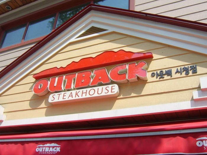 Fried chicken chain bids for Outback Steakhouse Korea