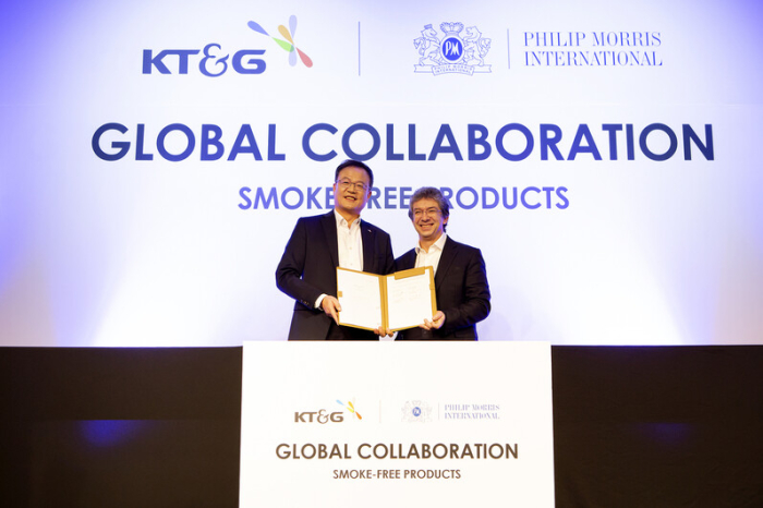 The　CEOs　of　KT&G　and　PMI　signed　a　global　collaboration　agreement　in　January　2020.