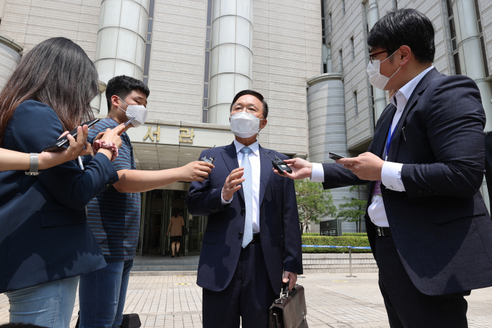 SK　Broadband　attorney　answering　reporters'　questions　after　the　June　25　court　ruling