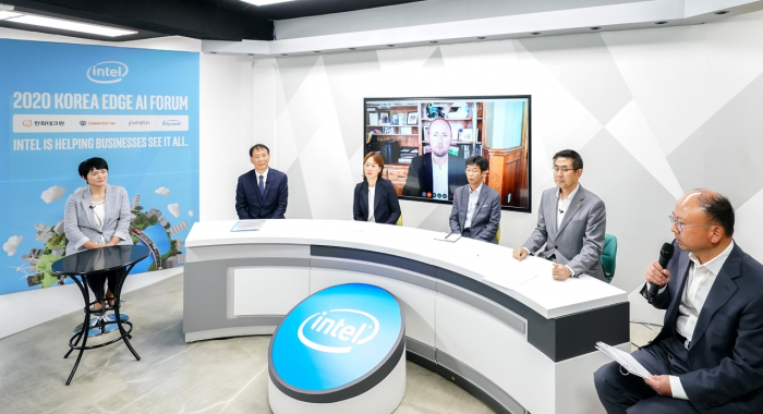 2020　Korea　Edge　AI　Forum　hosted　by　Intel　Korea　with　representatives　from　Hanwha　Techwin　and　Daedong.