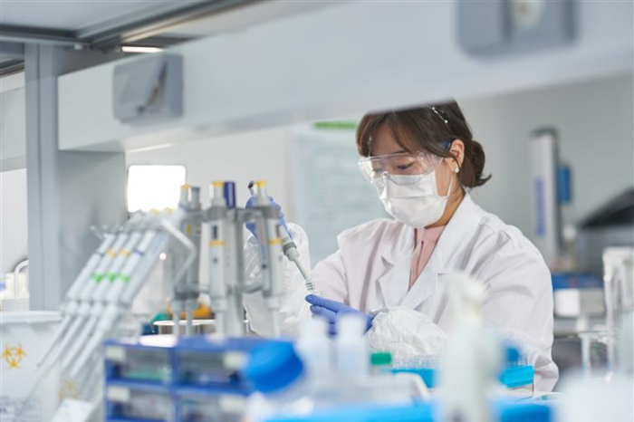 A Hugel researcher