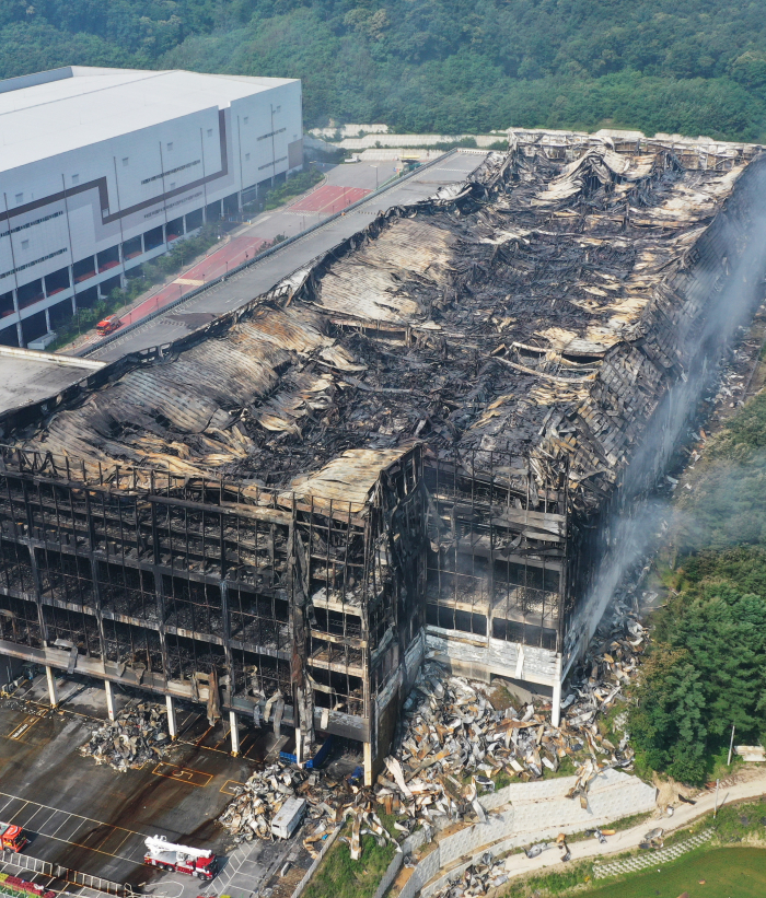One　of　Coupang's　distribution　centers　in　Icheon　was　burned　down　by　a　fire　that　went　on　for　six　days　from　June　17. 