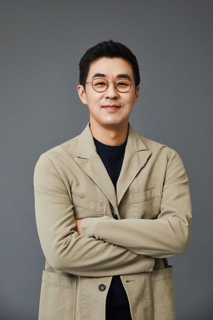 Park　Ji-won　will　replace　Bang　as　the　new　CEO　of　HYBE.