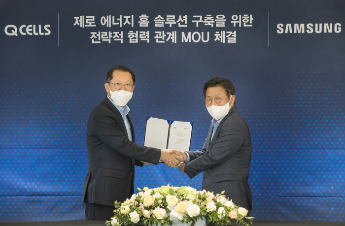 Q　Cells　CEO　Kim　Hee-cheul　(left)　and　Samsung’s　Head　of　Digital　Appliances　Business　Lee　Jae-Seung　(right). 