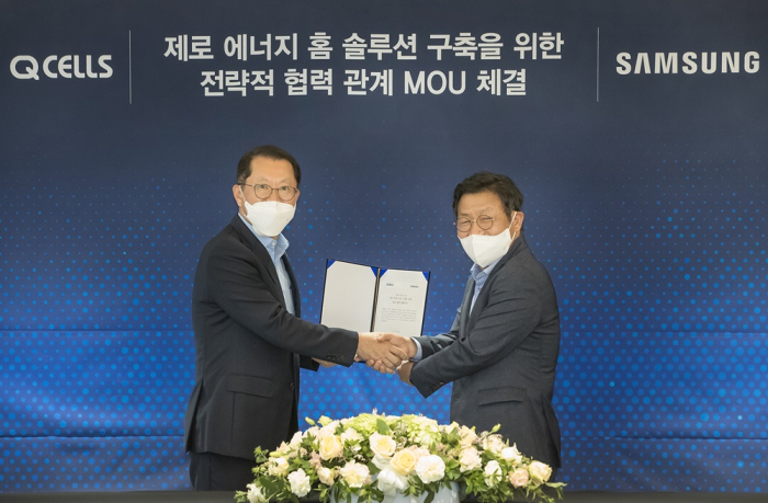 Q　Cells　CEO　Kim　Hee-cheul　(left)　and　Samsung’s　Head　of　Digital　Appliances　Business　Lee　Jae-Seung　(right). 