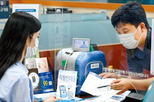 Young　Koreans　are　taking　on　personal　debt　at　a　whopping　pace.