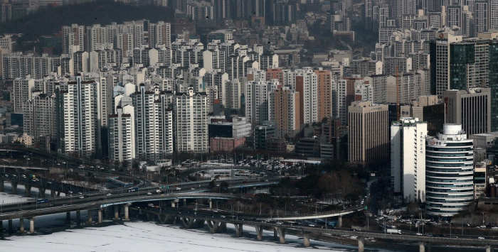 Young　investors　seem　confident　that　the　only　way　is　up　for　real　estate　prices　in　Korea.