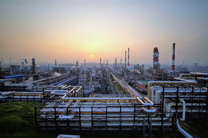 SK　Energy's　refining　complex　in　Ulsan,　southeast　of　Seoul,　is　one　of　the　world's　largest　oil　refineries.