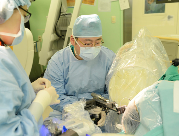 Yonsei　University　Professor　Jang　Won-seok　performing　a　robot-assisted　surgery　with　KYMERO　at　Severance　Hospital.