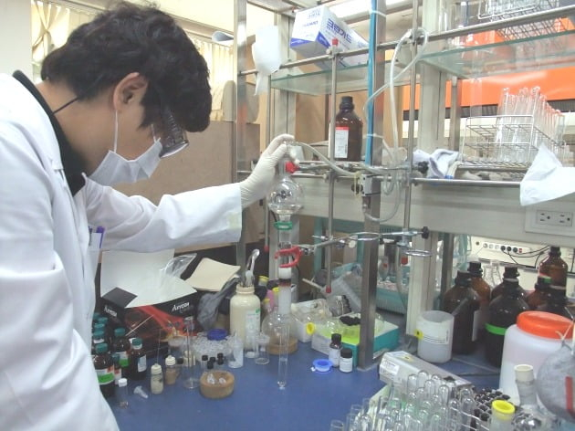 LegoChem　researcher　testing　an　antibody-drug　conjugate　(ADC)