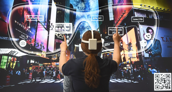 A　participant　posing　at　the　Seoul　VR　AR　Expo　2021