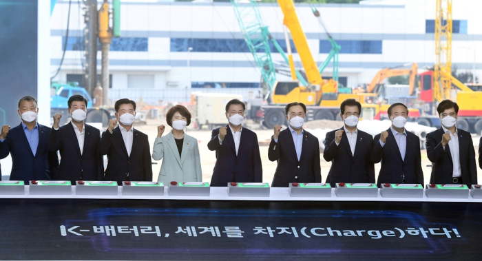 President　Moo　Jae-in　and　CEOs　of　Korea's　battery　makers　agree　to　enhanced　investment