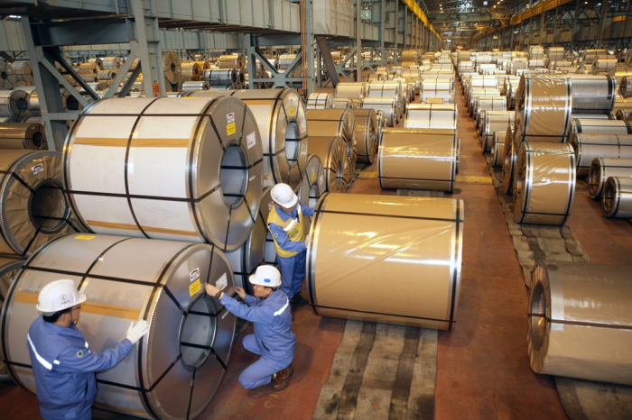 Workers　at　a　POSCO　plant