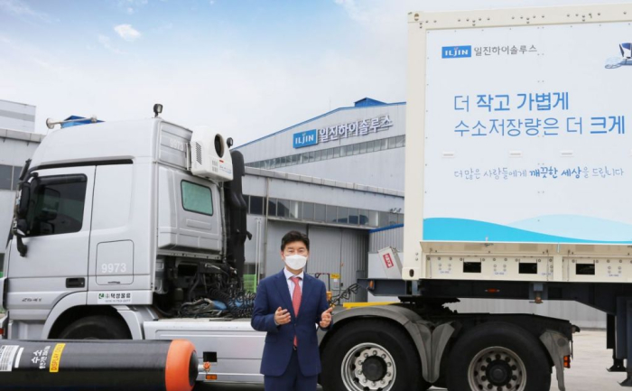  Iljin　Hysolus　CEO　Ahn　Hong-sang　with　the　company’s　latest　Type　4　hydrogen　tube　trailer. 