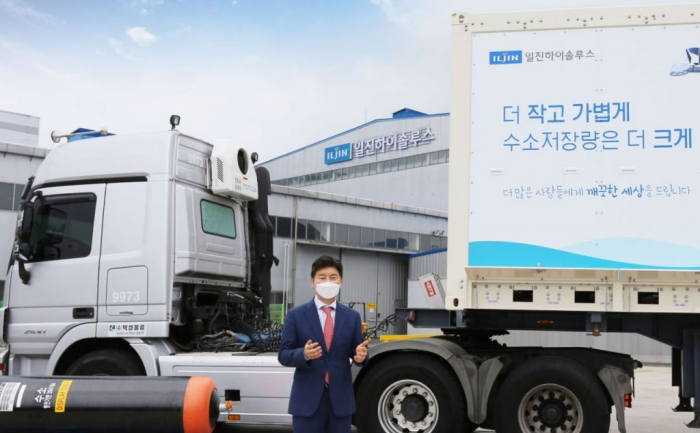 Iljin Hysolus CEO Ahn Hong-sang with the company’s latest Type 4 hydrogen tube trailer.