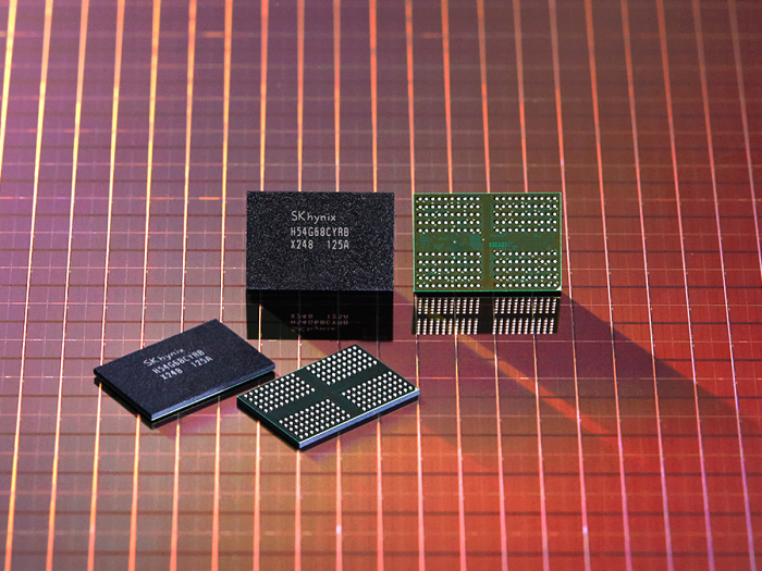 SK　Hynix’s　fourth-generation　10nm　DRAM　chips　made　using　EUV　lithography　equipment.